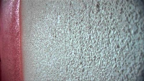 Можно ли клеить обои на крашеные стены. Алгоритм работ