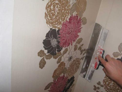 Можно ли клеить обои на эмалевую краску. Как на краску поклеить обои