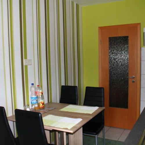 Как клеить моющие обои для кухни. Виды и особенности моющихся обоев 09