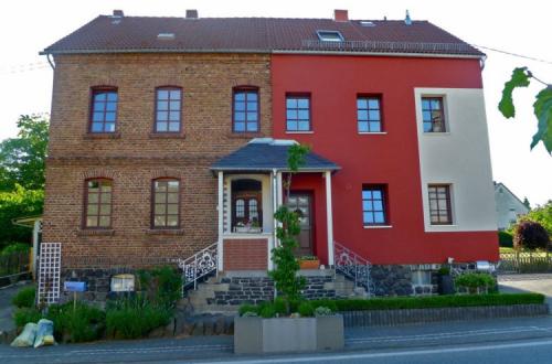 Какой краской красить стены на улице. Краска для кирпича для наружных работ