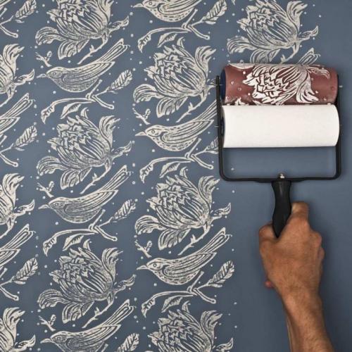 Можно ли красить обои эмалью. Как покрасить обои под покраску — подробное руководство от А до Я: техника правильной покраски обоев без разводов своими руками