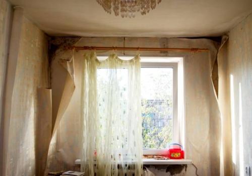 Чем заклеить старые обои. Устранение небольших повреждений