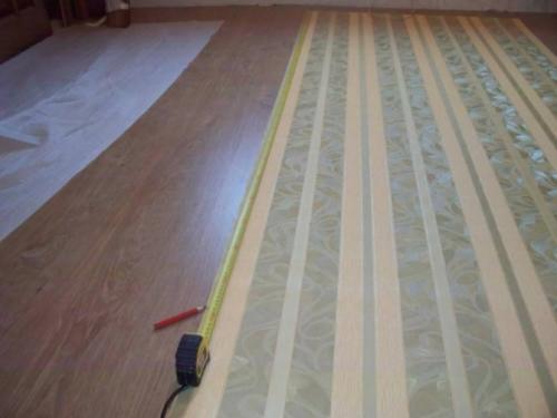 Применение обоев на полу покрытых лаком. Оклейка полов обоями