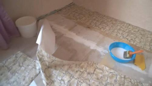 Применение обоев на полу покрытых лаком. Оклейка полов обоями