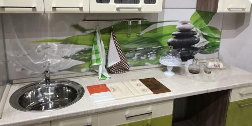Как приклеить фартук на кухне на обои. Как самостоятельно закрепить пластиковый фартук на кухне: обзор вариантов монтажа