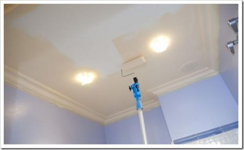 Покраска старых обоев на потолке. Как красить обои на потолке?