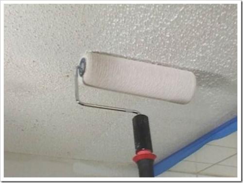 Покраска старых обоев на потолке. Как красить обои на потолке?