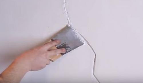 Можно ли клеить обои на акриловую водоэмульсионную краску. Этап 1 – подготовка поверхности