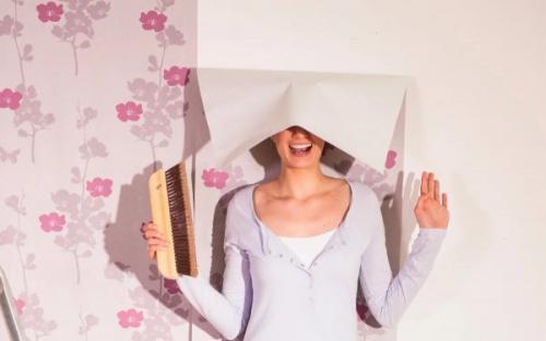 Можно ли клеить обои на акриловую краску. Поклейка обоев на крашеные ранее стены – можно ли это делать