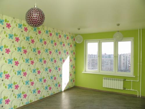 Можно ли клеить обои на покрашенные стены. Особенности поклейки обоев поверх краски