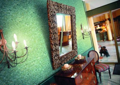 Можно ли клеить обои на лакированную стену. Для каких обоев можно использовать лак