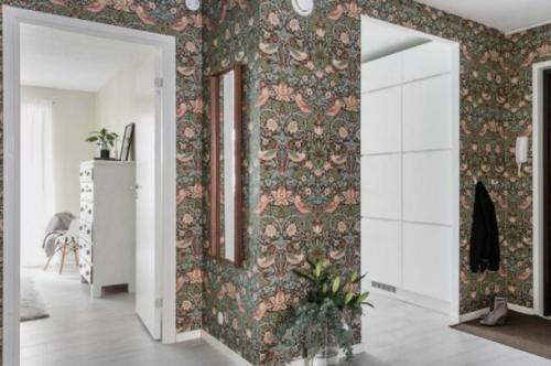 Можно ли клеить обои на лакированную стену. Для каких обоев можно использовать лак