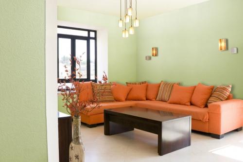 Какие обои можно покрасить. Особенности покраски