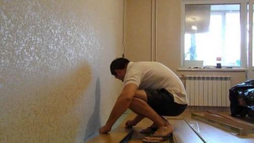 Когда клеить обои до ламината или после. Клеим обои