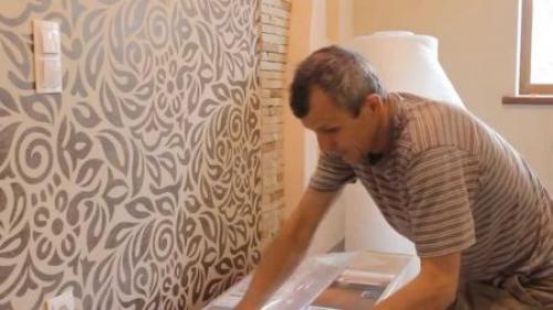 Когда клеить обои до ламината или после. Клеим обои