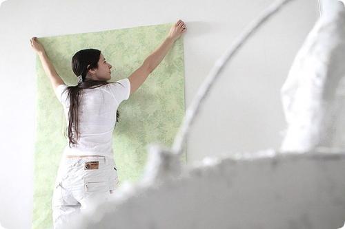 Можно ли клеить обои зимой в квартире