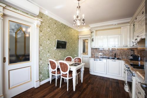 Какого цвета обои выбрать для кухни. Подбираем обои под цвет гарнитура на кухне 23 Какого цвета обои выбрать для кухни. Подбираем обои под цвет гарнитура на кухне 23