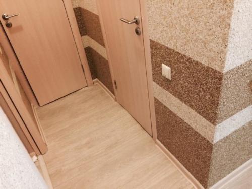 Как клеить флизелиновые обои на неровные стены. Поклейка обоев на неровные стены: советы