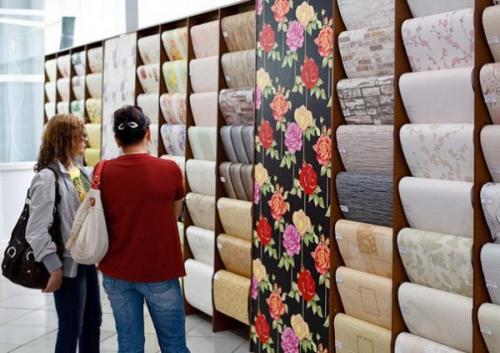 Как клеить флизелиновые обои на неровные стены. Поклейка обоев на неровные стены: советы