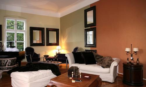 Как покрасить стены с обоями. Преимущества и недостатки покраски