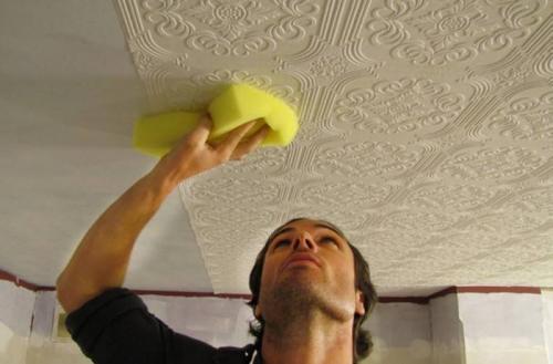 Как клеить обои на потолок под покраску. Поклейка обоев, покраска