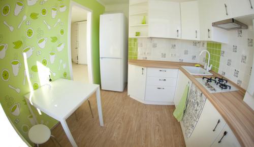 На кухне обои или покраска. Отделка стен на кухне