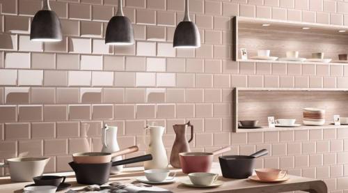 На кухне обои или покраска. Отделка стен на кухне