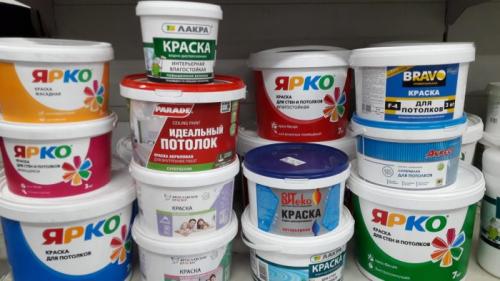 Покраска старых обоев на потолке. Выбор краски для обоев и ее расход