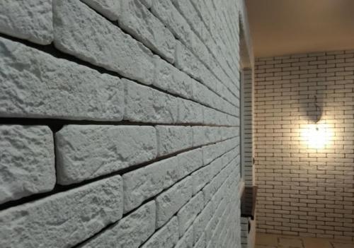 Декоративная гипсовая плитка на стену. Гипсовая плитка на стену (фото): область применения декоративной отделки из гипса под камень и кирпич в современном интерьере