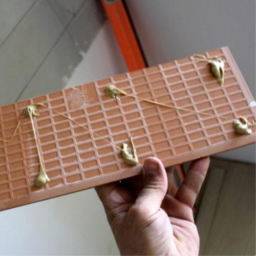 Как клеить декоративный камень на жидкие гвозди. Как надежно приклеить натуральный камень на жидкие гвозди