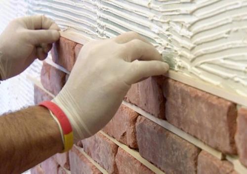 На что клеить декоративный кирпич из гипса. Декорирование стены под кирпич гипсовой плиткой