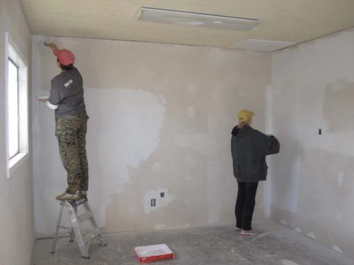 Как клеить декоративный камень на углах. Как выложить угол из гипсовой плитки