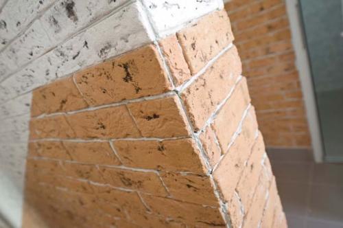 Как клеить декоративный камень на углах. Как выложить угол из гипсовой плитки