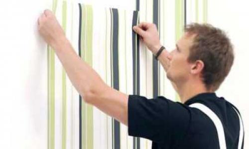 Как клеить обои со стыковкой. Как правильно клеить вплотную?