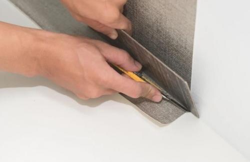 Как клеить виниловые обои в углах. Как правильно клеить обои на внутренних углах: стандартный алгоритм