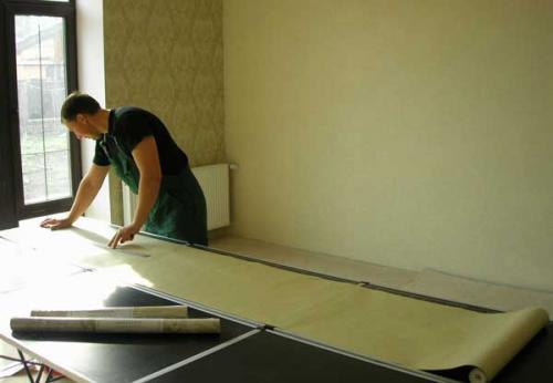 Как на побеленный потолок поклеить обои. Клеим на старую побелку 12