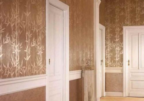 Откуда начинать клеить обои в прихожей. Откуда правильно начать клеить обои: от окна или от двери?